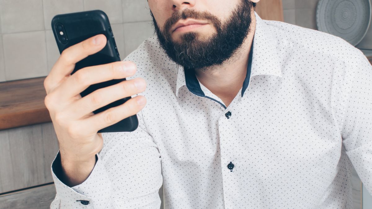 Jaki format SMS imituje powiadomienia o paczkach Chronopost z przekierowaniem?